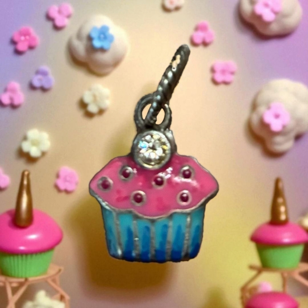 Brighton Cupcake Charm - Picture 5 of 8
